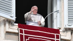 Papa Franjo odao počast  Benediktu XVI.