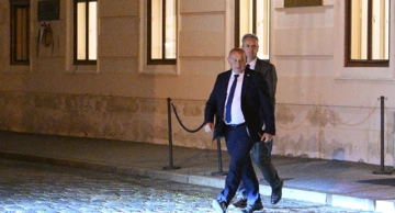 Tomo Medved i Krunoslav Katičić odlaze iz Banskih dvora nakon sastanka s Domovinskim pokretom 