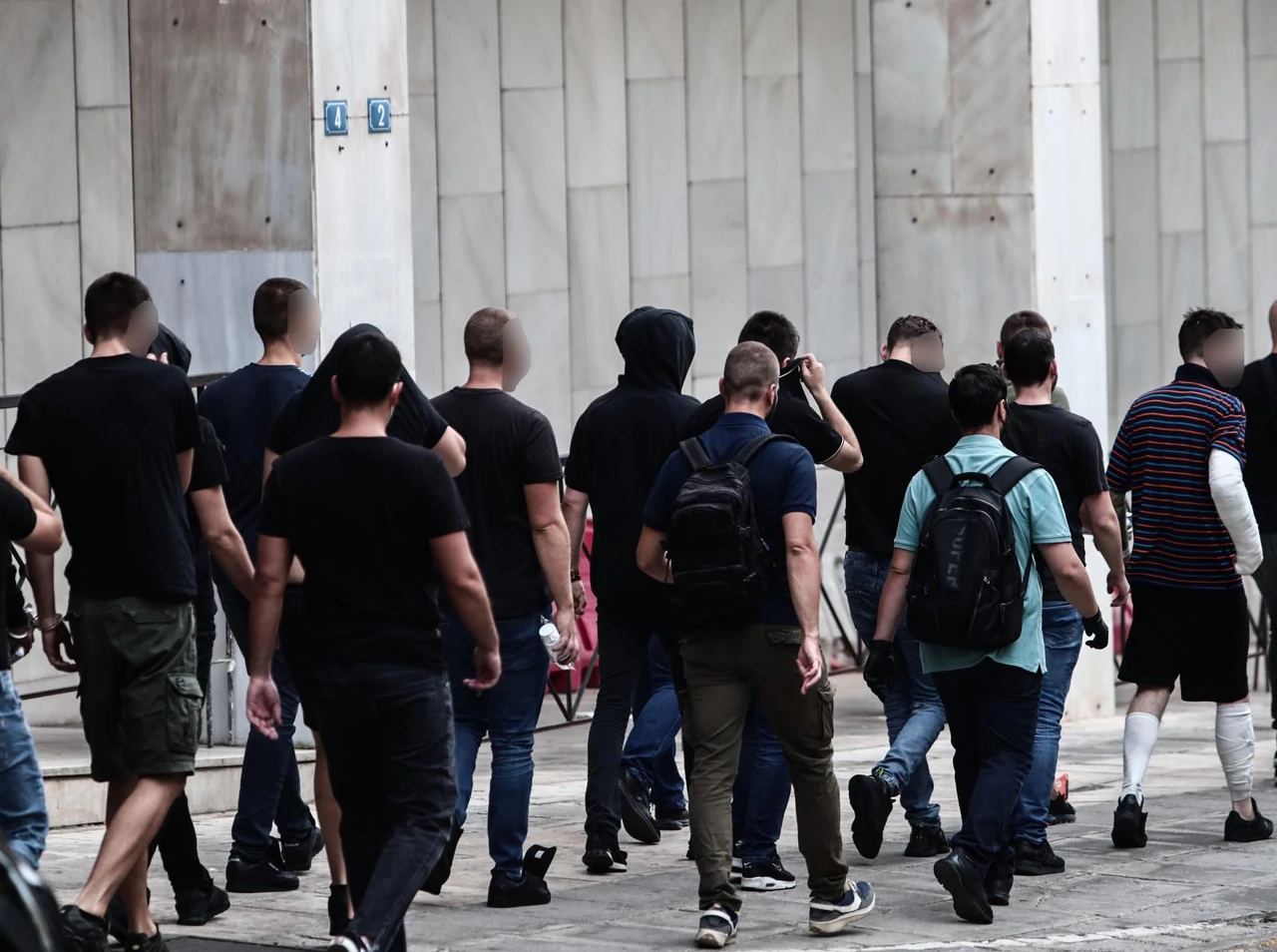 Posljednja skupina privedenih navijača u Ateni izlazi pred sudskog istražitelja, Foto: KOSTAS TZOUMAS/EUROKINISSI/Pixsell