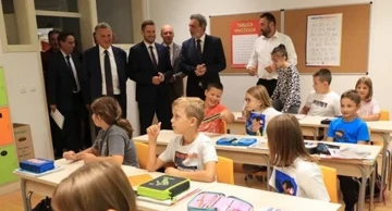 Minister Fuchs zu Besuch in einer Grundschule in Osijek