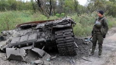 Uništeni tenk i ukrajinski vojnik
