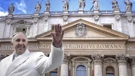Papa Franjo pozdravlja vjernike