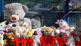 Plišane igračke i upaljene svijeće ispred bolnice za preminulu djevojčicu