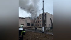 Pogled prikazuje oštećenu zgradu vojne baze u gradu Brovary