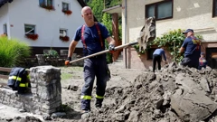 Ljudi čiste ulice nakon poplava u Sloveniji