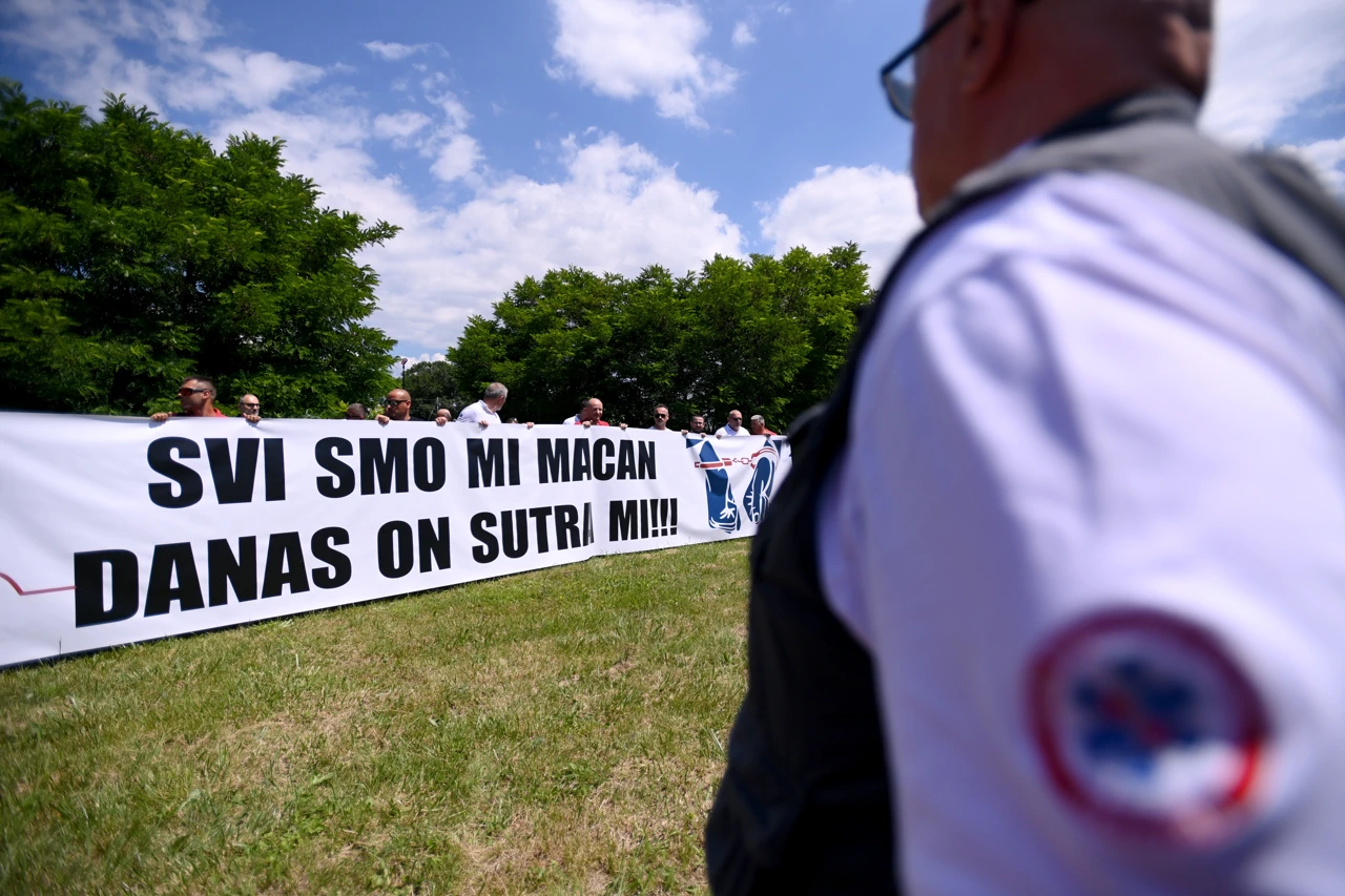 Prosvjed djelatnika Hitne pomoći ispred zatvora u Remetincu, Foto: Igor Šoban/PIXSELL