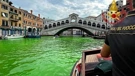 Promjena boje u glavno, venecijanskom Canalu Grande