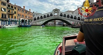 Promjena boje u glavno, venecijanskom Canalu Grande