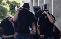 Skupina uhićenih navijača dovedena pred istražitelje , Foto: Valilis Remba/Eurokiniss  /PIXSELL