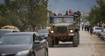 Izbjeglice Gorskog Karabaha stižu kamionima u pogranično selo Kornidzor u Armeniji