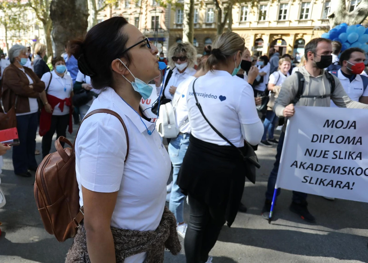 Prosvjed Zdravstvenih djelatnika zbog COVID potvrde s kojom moraju dolaziti na posao, Foto: Patrik Macek/PIXSELL