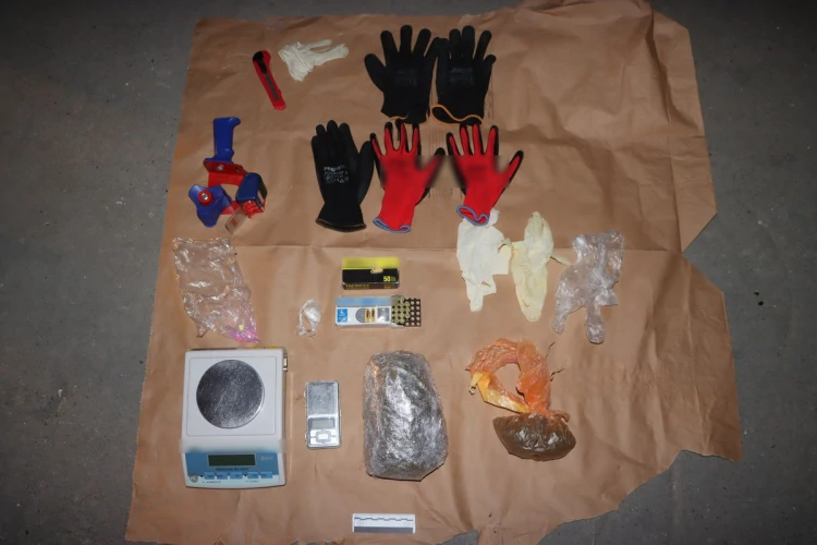 Diler u garažama skrivao preko 40 kilograma marihuane, sintetičku drogu i oružje, Foto: PU zagrebačka/MUP