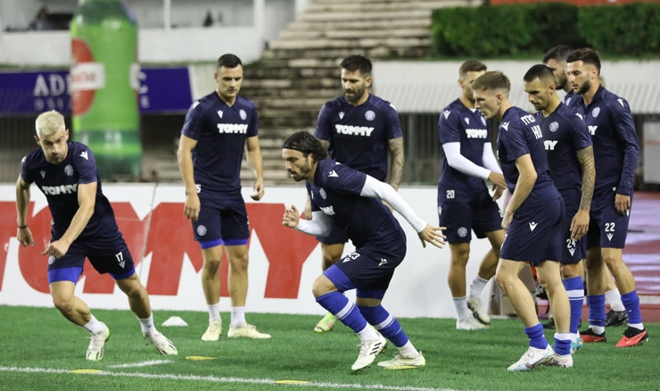 Zagrijavanje igrača Hajduka uoči utakmice s Lokomotivom