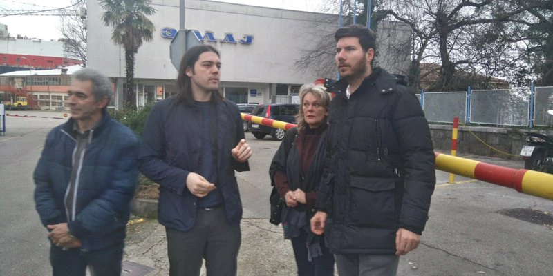 Predstavnici Živog zida ispred 3. maja (Foto: Neva Funčić / HRT - Radio Rijeka), Foto: -/-