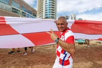 Hrvatski navijači razvili zastavu ispred hotela Vatrenih, Foto: Igor Kralj/PIXSELL