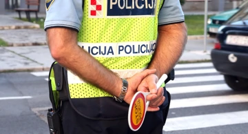 Ilustracija; prometni policajac regulira promet