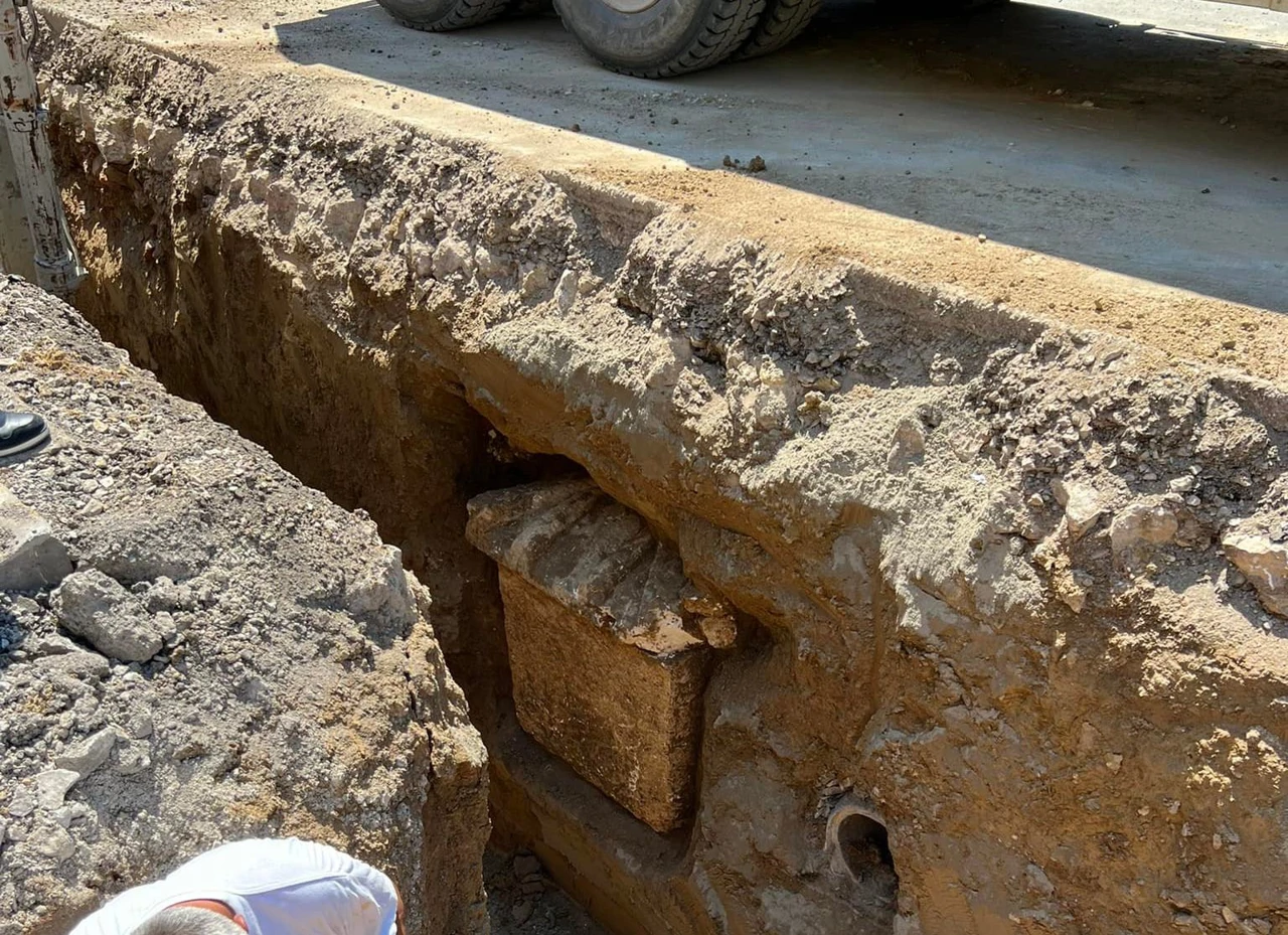 Vinkovci: Pronađen kameni sarkofag iz rimskog doba, Foto: FB Ivan Bosančić/-