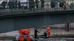 Spasioci na mjestu gdje je pao autobus u rijeku 