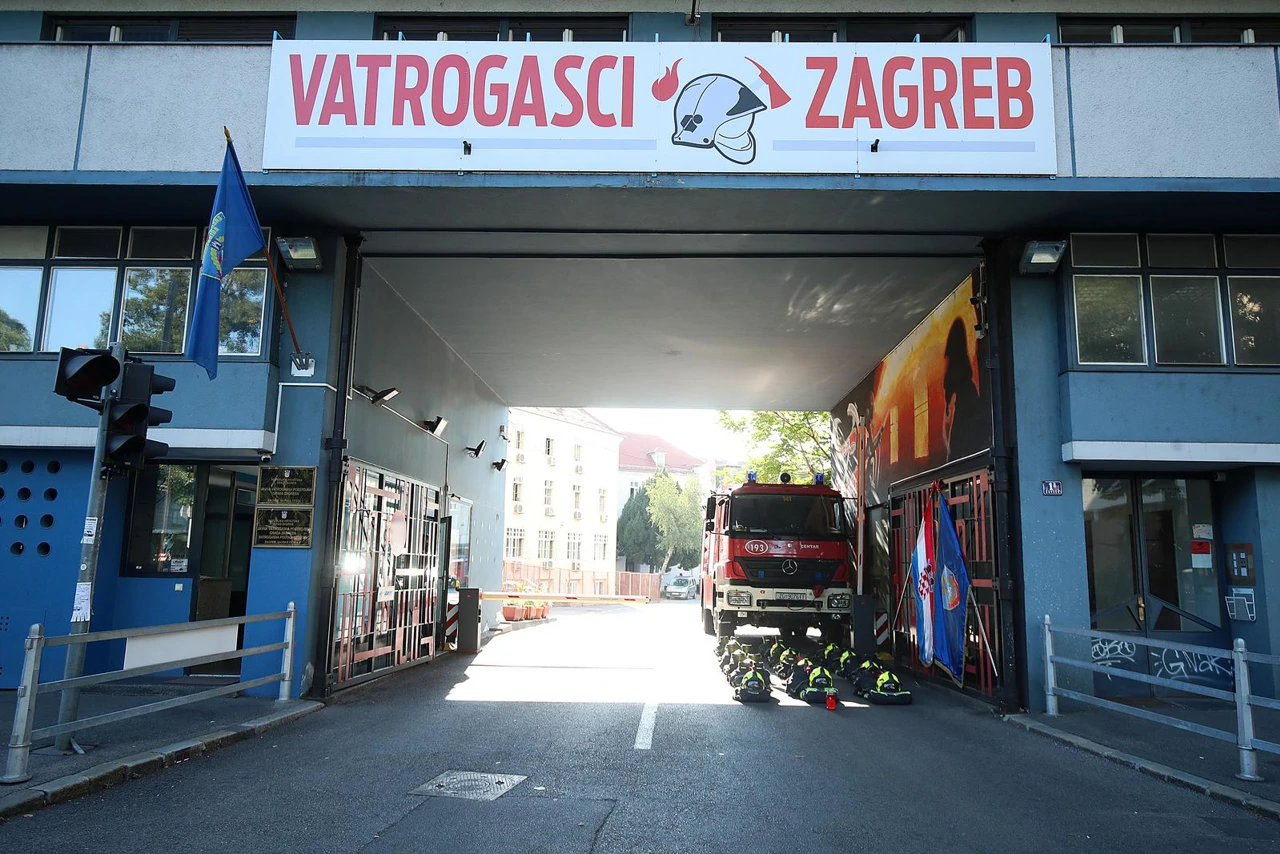  Dvanaest kaciga položeno u JVP Zagreb za poginule vatrogasce na Kornatima , Foto: Goran Stanzl/PIXSELL