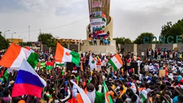 Nigerske i ruske zastave na prosvjedu u Niameyu