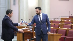 Marko Milanović Litre predaje vrećice Andriji Mikuliću