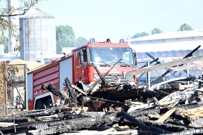 Čakovec: Vatrogasci obavljaju nadzor na izgorjelom skladištu, Foto:  Vjeran Zganec Rogulja/PIXSELL