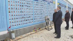 Premijer Plenković položio cvijeće i zapalio svijeću ispred Zida sjećanja na poginule za Ukrajinu, Foto: HTV/HRT