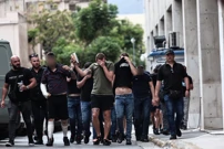 Posljednja skupina privedenih navijača u Ateni izlazi pred sudskog istražitelja, Foto: KOSTAS TZOUMAS/EUROKINISSI/Pixsell 