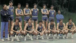Košarkaška reprezentacija Jugoslavije na OI u Montrealu 1976.  Željko Jerkov s brojem 8. 