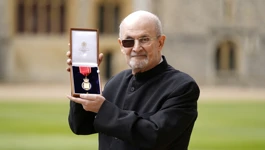 Salman Rushdie na dodjeli počasnog priznanja u dvorcu Windsor