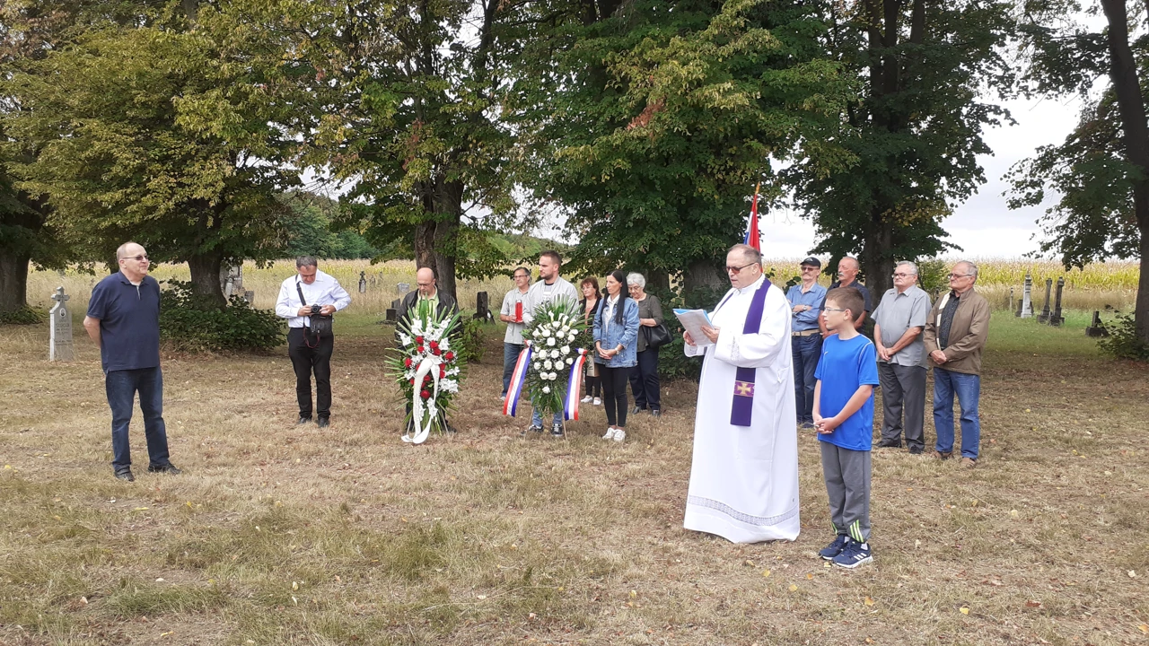 Polaganje vijenaca kod spomen-obilježja žrtvama logora Krndije, Foto: Radio Osijek/Radio Osijek