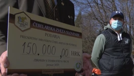 Predsjednik Pčelarskog saveza Slovenije uručuje pomoć
