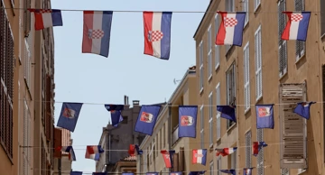 zastave Republike Hrvatske na ulicama Zadra povodom Dana državnosti