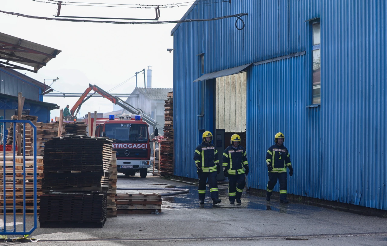 U požaru u Mraclinu izgorio pogon tvornice parketa , Foto: Slaven Branislav Babic /PIXSELL 