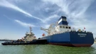 Egipat odvukao nasukani naftni tanker u Sueskom kanalu