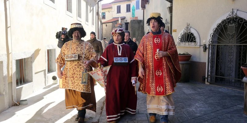 Običaj ophodnje Sveta tri kralja i pjevanja tradicijskih napjeva u Kastvu održavaju članovi muške klape Kastav (Foto: Goran Kovačić / Pixsell)