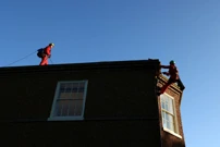 Aktivisti izvjesili crnu tkaninu na domu britanskog premijera, Foto: Greenpeace /Reuters