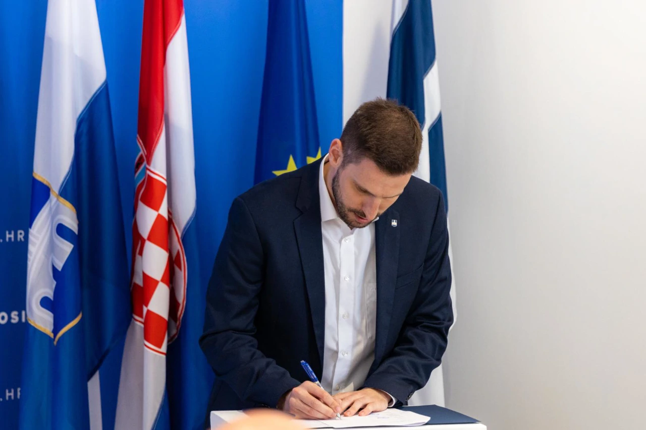 Osječki gradonačelnik Ivan Radić prilikom potpisivanja sporazuma s trima općinama