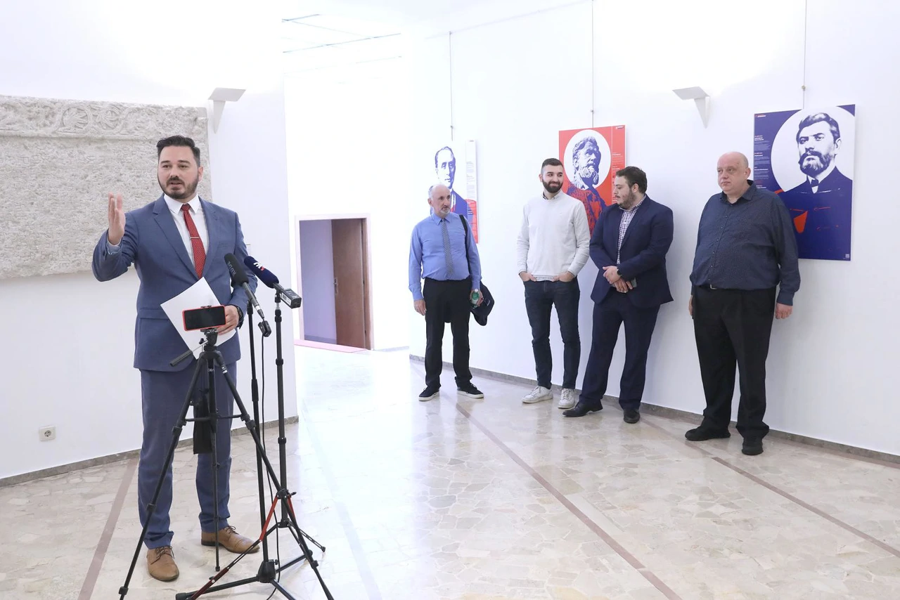 Suverenisti u Saboru otvorili izložbu posvećenu dr. Anti Satrčeviću