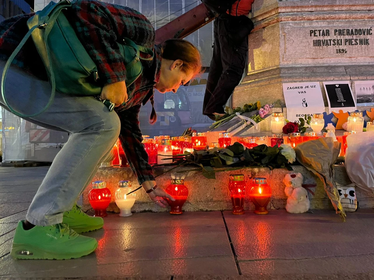 Zagreb: Paljenje svijeća u spomen ubijenima u beogradskoj školi, Foto:  Matko M. Švarc/Odjel web i multimedija