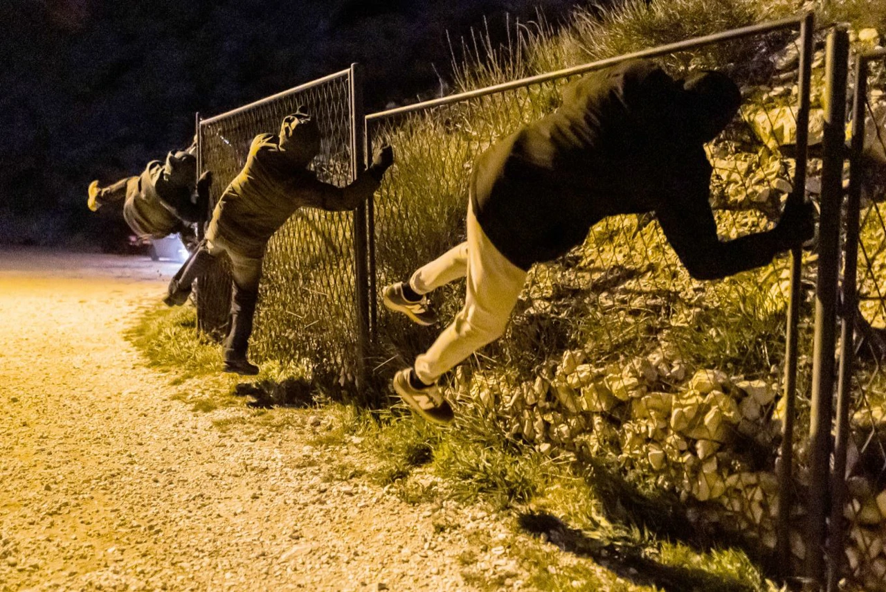 Olujna bura na obroncima Mosora nosila noćas mladiće koji su se držali za ogradu, Foto: Zvonimir Barisin /PIXSELL