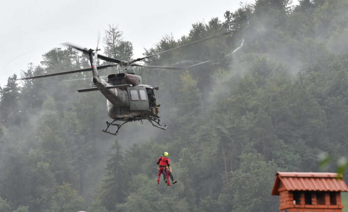 Nevrijeme u Škofjoj Loki i okolici; helikopterom spašavanje muškarca iz poplave , Foto: Igor Kupljenik /BOBO/F.A. BOBO 
