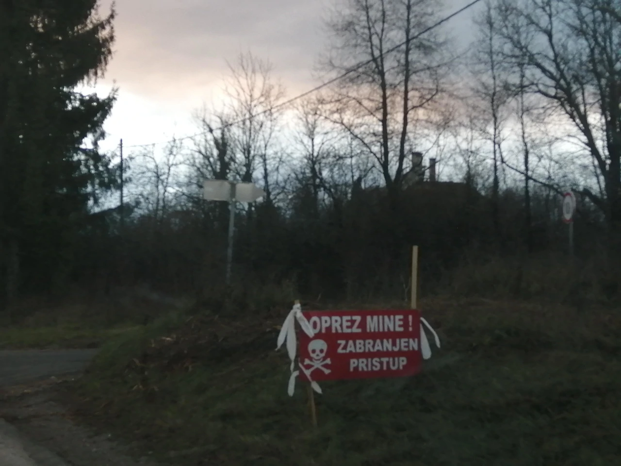 Natpis Oprez mine sa snimanja radijskog dokumentarca "Minski sumnjivo područje" 