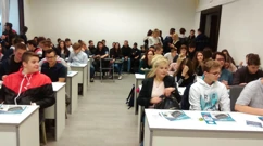 Učenici okupljeni na predavanju "Bonton i kultura stola" (Foto: Olivera Vinković / HRT - Radio Rijeka), Foto: -/-