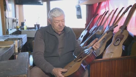 Gospodin Dragec radi glazbala od drva