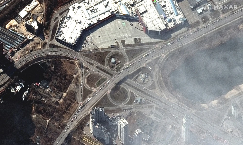 Satelitska slika prikazuje ljude i automobile koji pokušavaju napustiti Kijev, 11. 3. 2022.