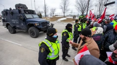Kanadska policija počela je rastjerivati prosvjednike na mostu koji povezuje Kanadu i Sjedinjene Države