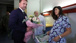 Ministar Banožić u posjetu majci i djevojčici rođenoj u helikopteru HRZ-a