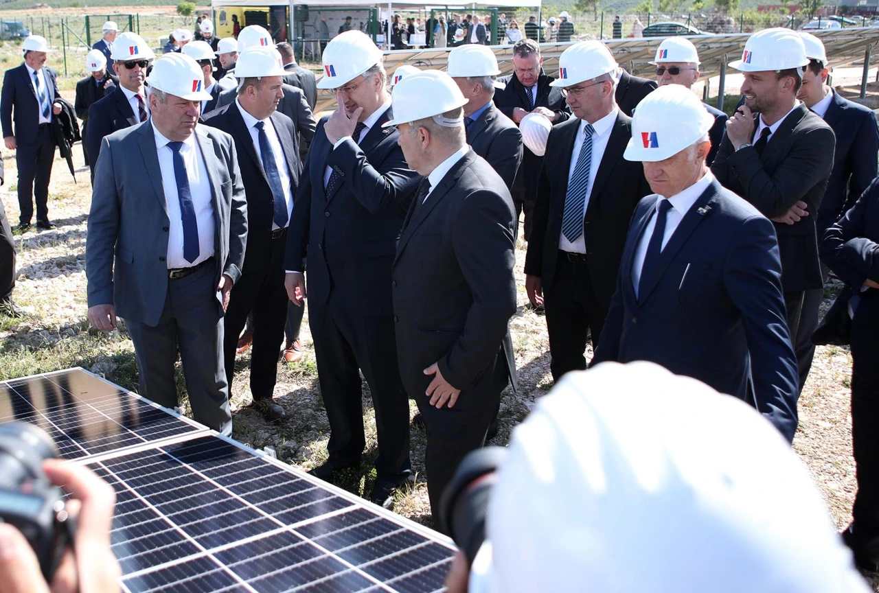 S radom kreće najveća komercijalna sunčana elektrana - Obrovac, Foto: Sime Zelic /PIXSELL