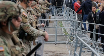 Vojnici KFOR-a čuvaju stražu ispred zgrade općine, dok se u Leposaviću okupljaju etnički Srbi na prosvjed 